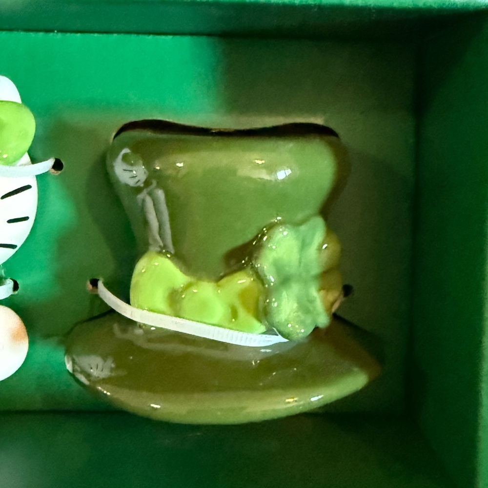 Sanrio Hello Kitty St. Patrick’s Day Salt & Pepper Shakers NWT - Picture 8 of 8